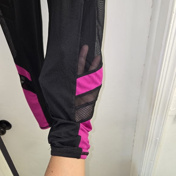 Nike Ladies Black and Fushia Leggings. With Mesh Sides And Pockets - Picture 13 of 15